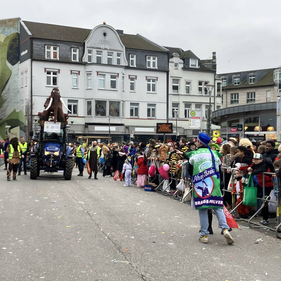 Das Fest-Komitee-Karneval, FKK, in Mettmann sucht: Wer will beim Karnevalszug ein Wagenengel sein?
