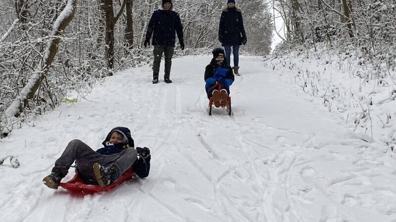 Wintereinbruch in Krefeld: Spaß im Schnee – aber viel Arbeit für die Winterdienste