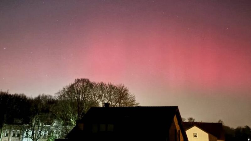 Wetterphänomen über Mönchengladbach: Polarlichter lassen Himmel über der Stadt bunt leuchten