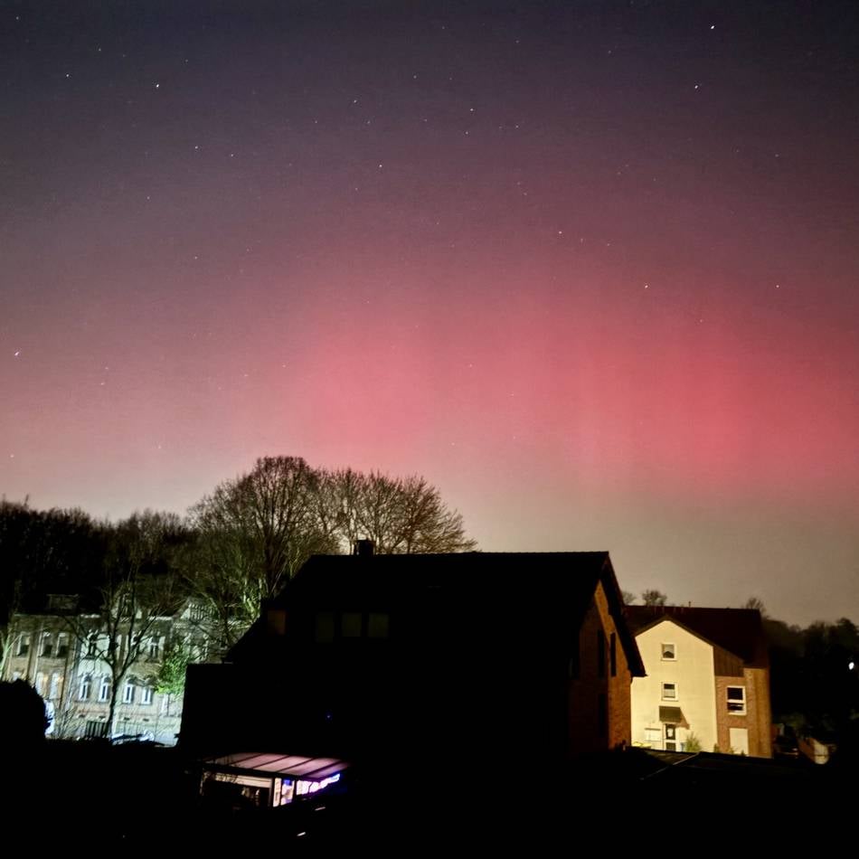 Wetterphänomen über Mönchengladbach: Polarlichter lassen Himmel über der Stadt bunt leuchten