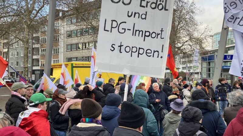 Rund 250 Menschen unterwegs: Demonstration in Düsseldorf – „Lass die Finger von Venezuela“