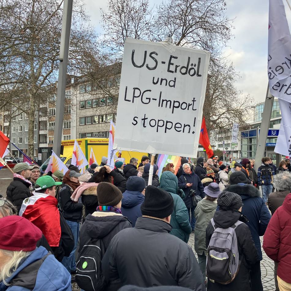 Rund 250 Menschen unterwegs: Demonstration in Düsseldorf – „Lass die Finger von Venezuela“