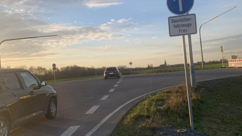 Hohes Grundwasser an Ausbaustrecke in Kevelaer: Grober Schotter soll Boden für den Bau der OW1 stabilisieren