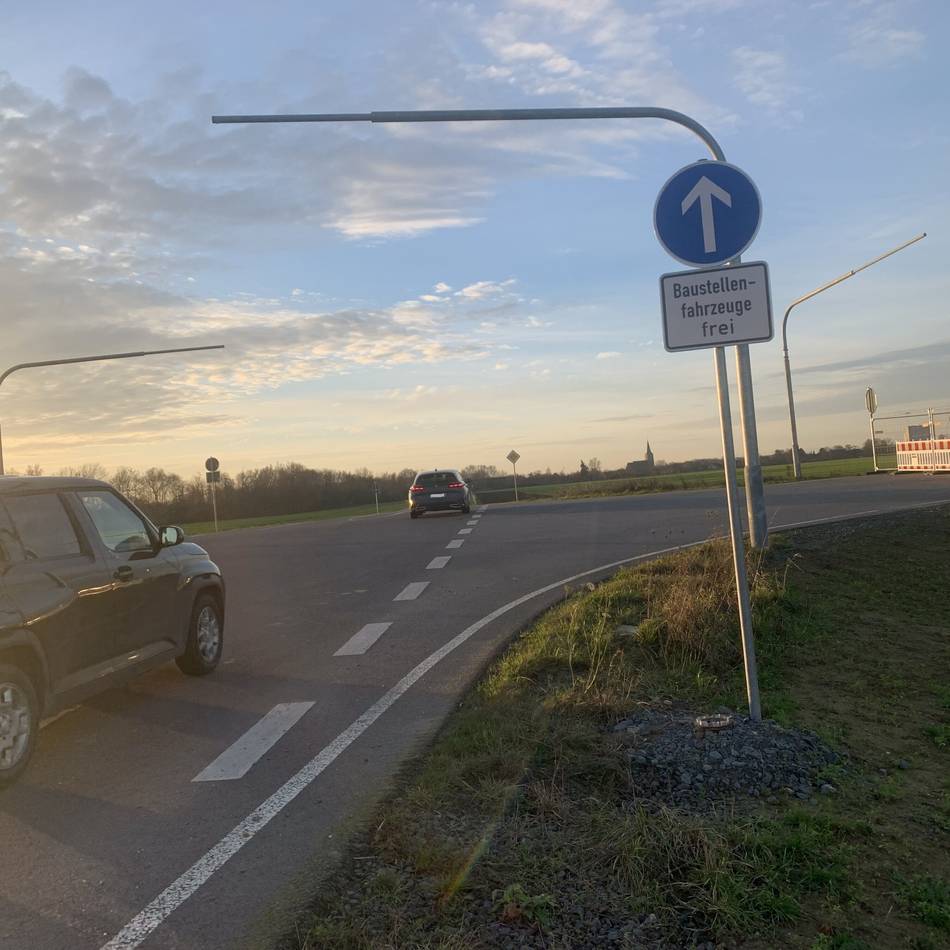 Hohes Grundwasser an Ausbaustrecke in Kevelaer: Grober Schotter soll Boden für den Bau der OW1 stabilisieren