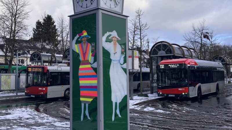 Persil-Uhr an der Vennhauser Allee: In Eller trägt die „Weiße Dame“ jetzt bunt – was dahinter steckt