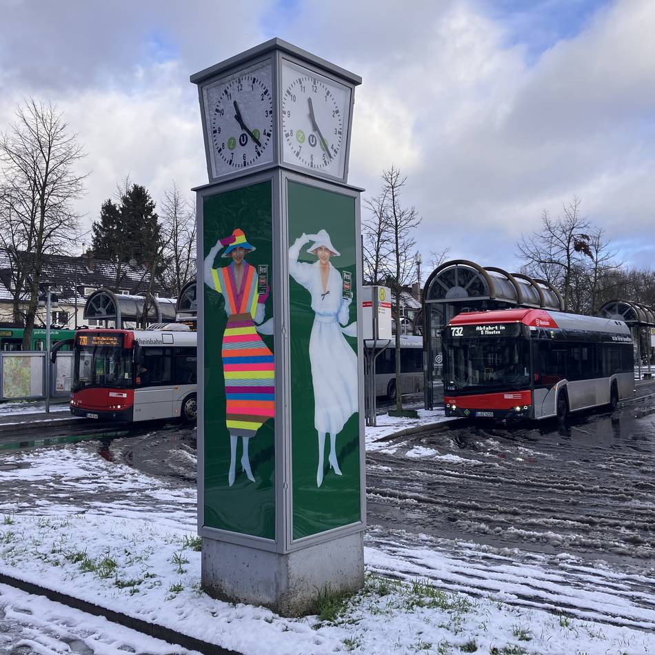 Persil-Uhr an der Vennhauser Allee: In Eller trägt die „Weiße Dame“ jetzt bunt – was dahinter steckt