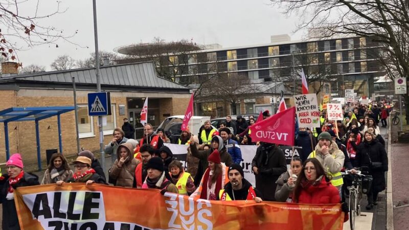 Demo an der Heine-Uni in Düsseldorf: Protest für bessere Arbeitsbedingungen – „Ohne Tarifvertrag ist die Arbeit beschissen“