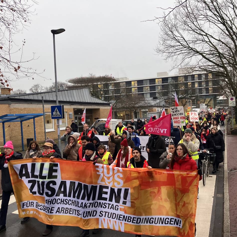 Demo an der Heine-Uni in Düsseldorf: Protest für bessere Arbeitsbedingungen – „Ohne Tarifvertrag ist die Arbeit beschissen“