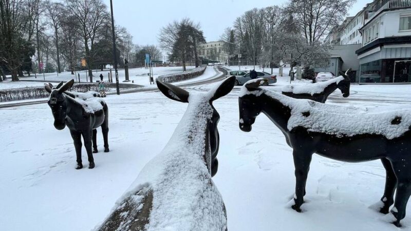 Wintereinbruch in Mönchengladbach: Die Stadt ganz in Weiß