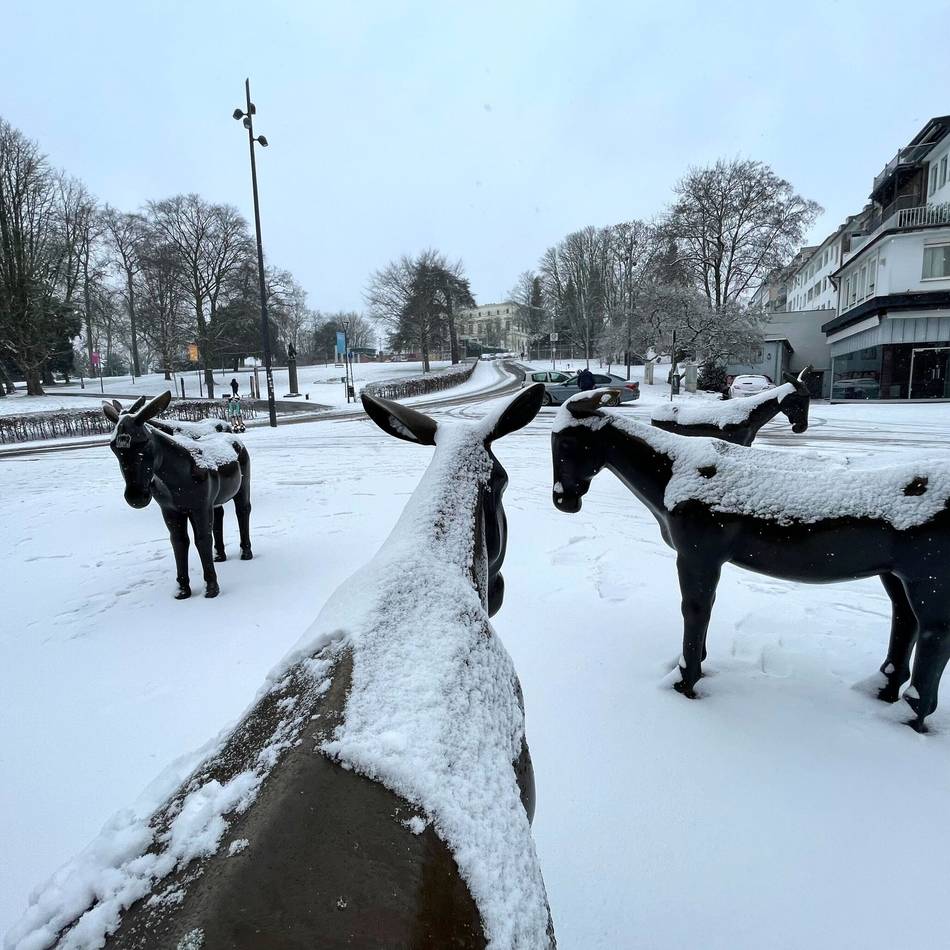 Wintereinbruch in Mönchengladbach: Die Stadt ganz in Weiß