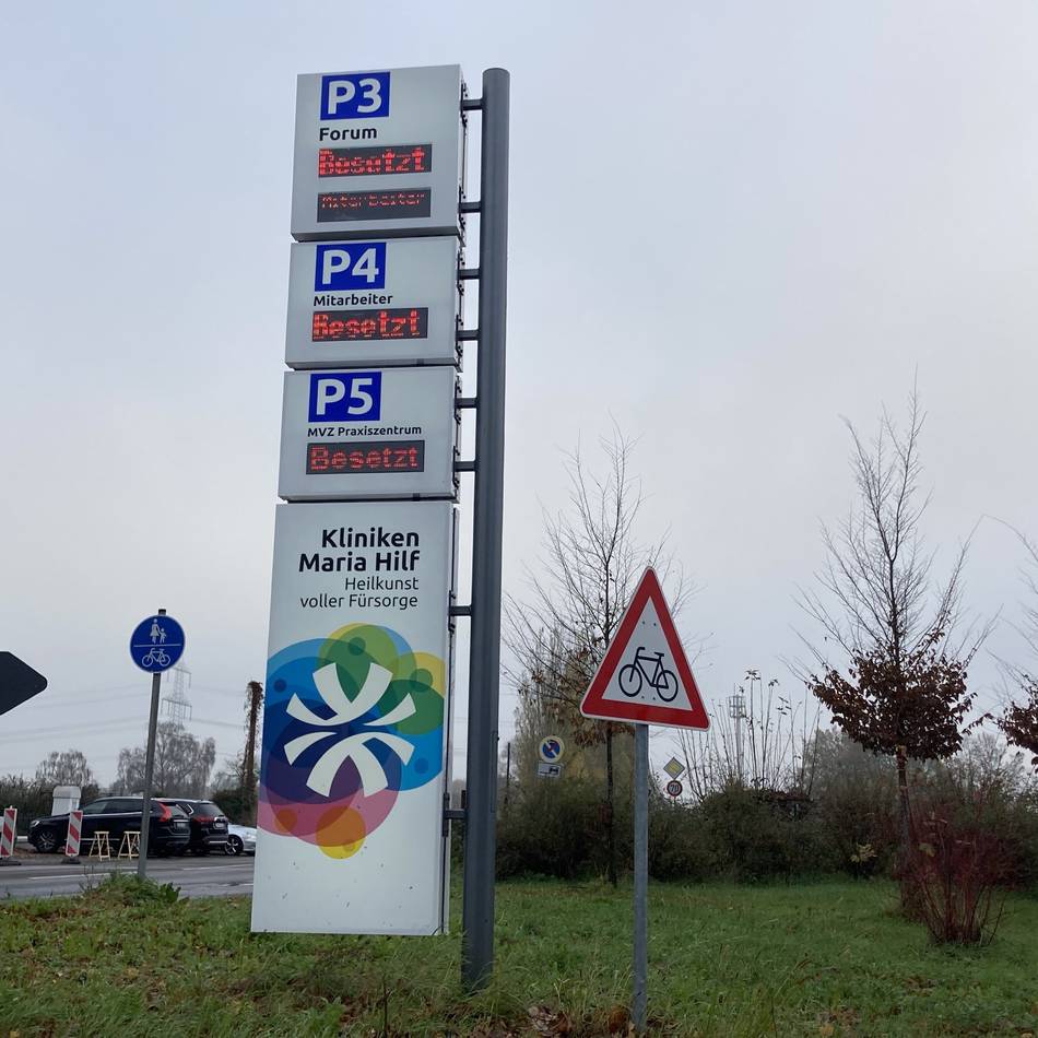 „Der Parkdruck ist hoch“: Chaotische Parkzustände an Mönchengladbacher Kliniken