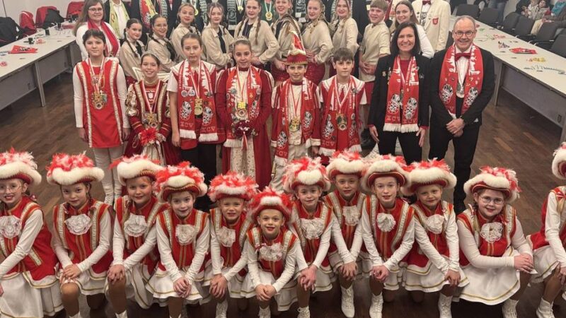 Empfang in Xantens Rathaus: Kinderpinzenpaar übernimmt den Platz des Bürgermeisters