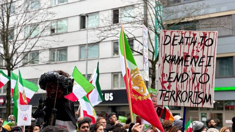 „Weg, weg, weg, die Mullahs müssen weg“: Tausende protestieren in Düsseldorf für einen freien Iran