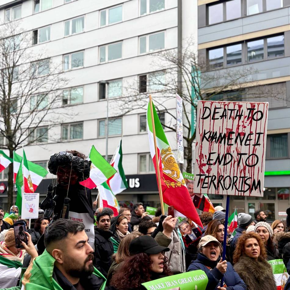 „Weg, weg, weg, die Mullahs müssen weg“: Tausende protestieren in Düsseldorf für einen freien Iran