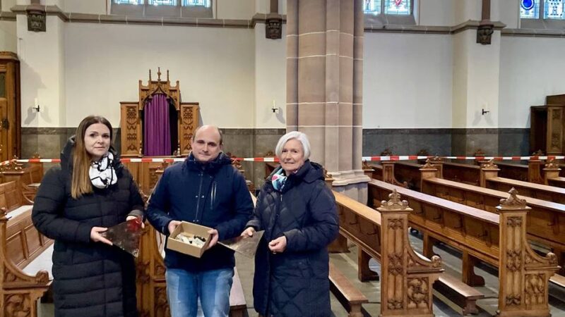 Marktplatz in Willich: Kirchenfenster von St. Katharina durch Explosion beschädigt