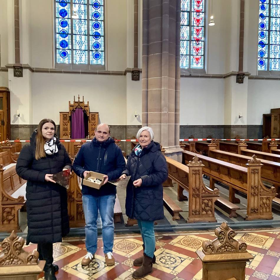 Marktplatz in Willich: Kirchenfenster von St. Katharina durch Explosion beschädigt