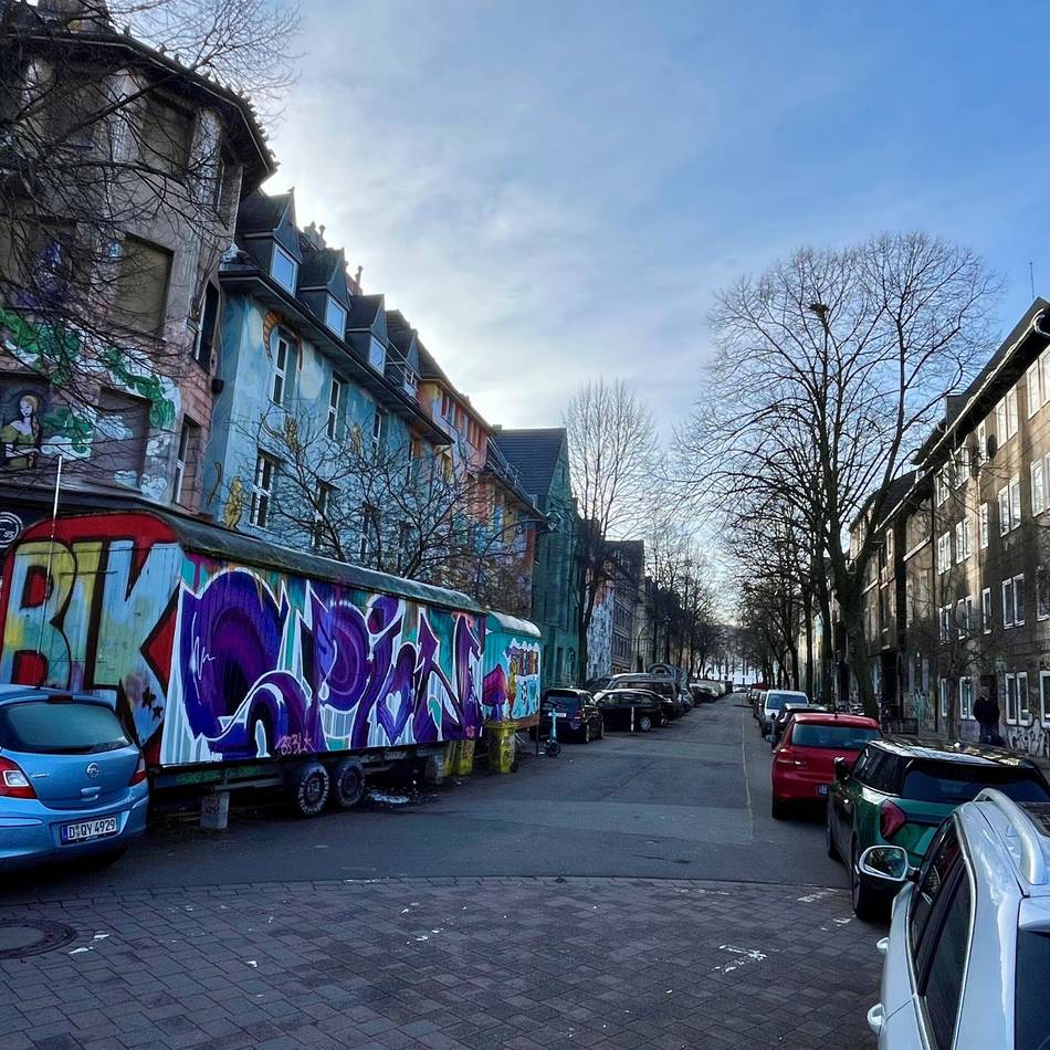 22-Jähriger vor Gericht in Düsseldorf: Frau mit Mercedes überrollt – „Wer so was macht, kann nicht ganz beisammen sein“