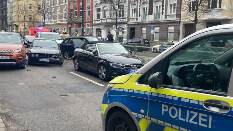 Düsseldorf-Oberbilk: Medizinischer Notfall – Unfall mit vier beteiligten Autos