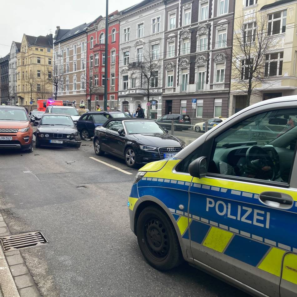 Düsseldorf-Oberbilk: Medizinischer Notfall – Unfall mit vier beteiligten Autos