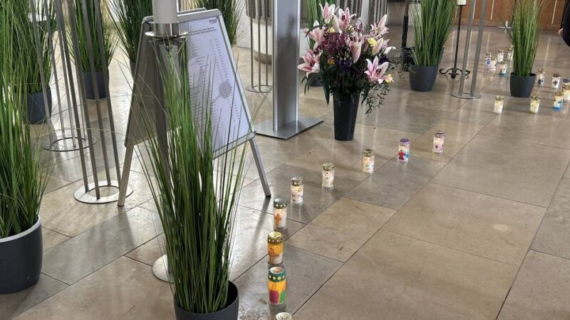 Würdiger Abschied in Mönchengladbach: Stadt richtet Gedenkfeier für Unbedachte aus