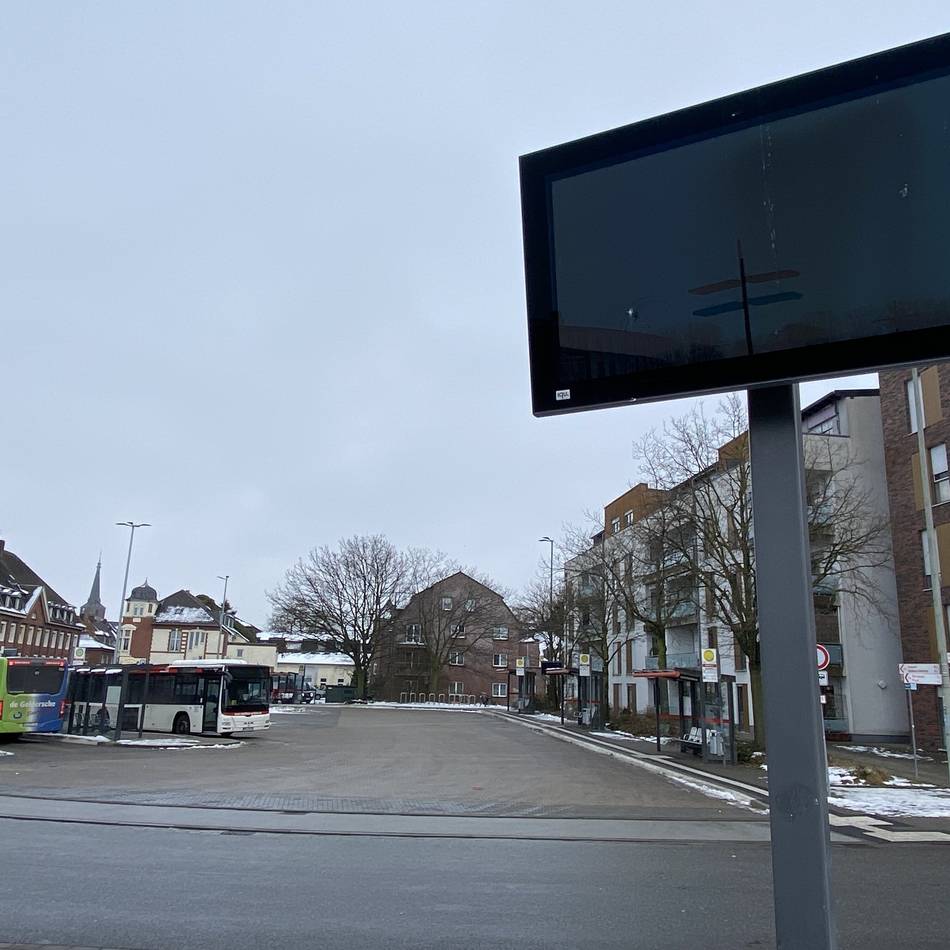 „Störanfällige Technik“: Mehrere Monitore am Busbahnhof Geldern defekt