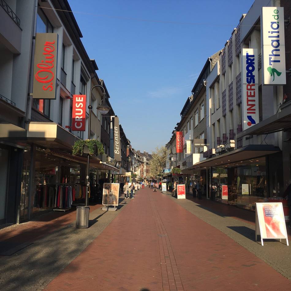 Polizei Dinslaken sucht Zeugen: Täter brechen in Juweliergeschäft ein und stehlen Goldschmuck