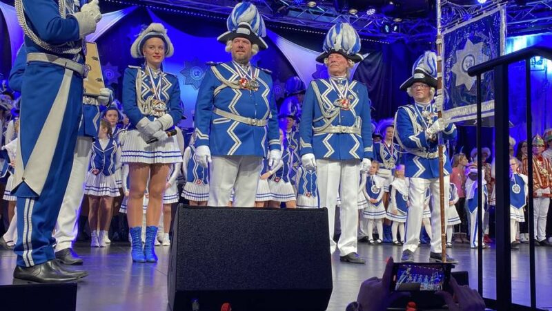 Karneval in Ratingen: Prinzengarde feiert mit einem Herz voll Konfetti
