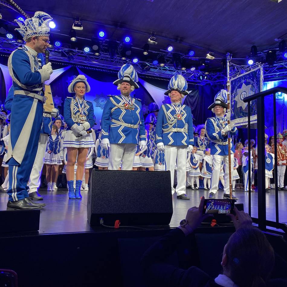 Karneval in Ratingen: Prinzengarde feiert mit einem Herz voll Konfetti