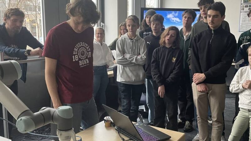 Projekt in Bonn: Schüler des Cusanus-Gymnasiums Erkelenz lernen Roboter kennen