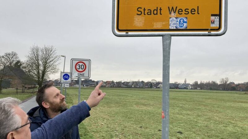 Stadt Wesel beklagt Sachbeschädigungen : „Fan-Aufkleber auf Verkehrsschildern sind ein riesiges Problem geworden“