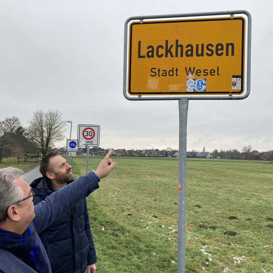 Stadt Wesel beklagt Sachbeschädigungen : „Fan-Aufkleber auf Verkehrsschildern sind ein riesiges Problem geworden“