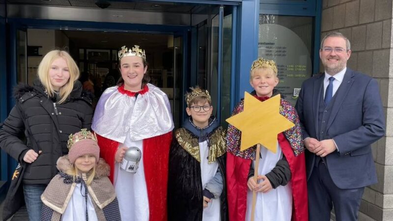 Segensgruß am Rathaus angebracht: Dormagener Sternsinger besuchen Bürgermeister Lierenfeld