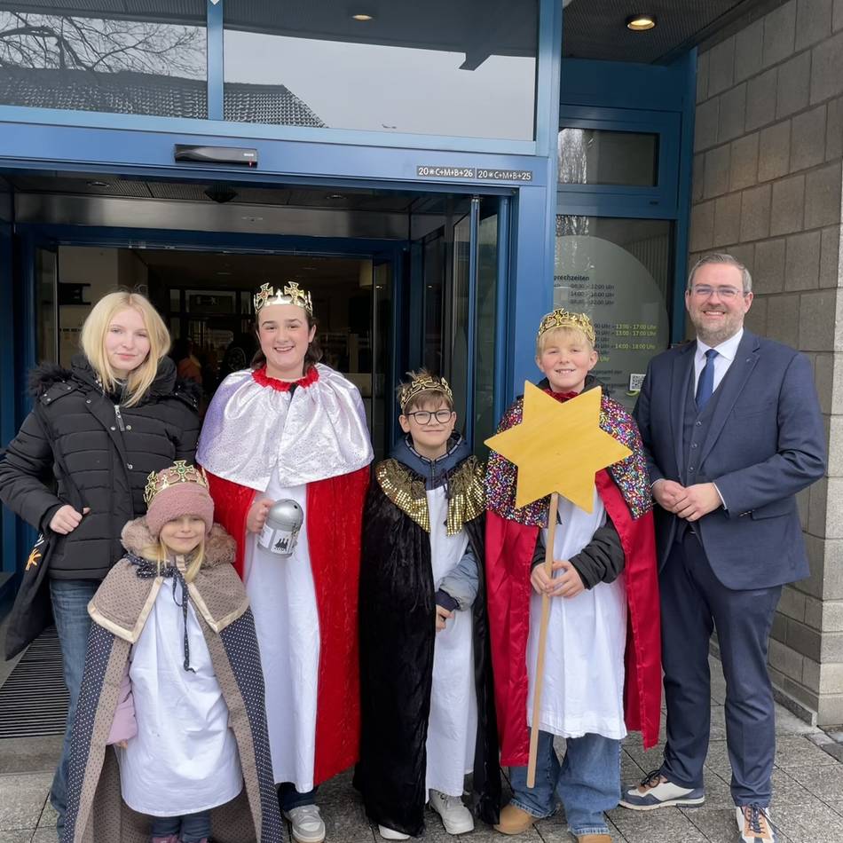 Segensgruß am Rathaus angebracht: Dormagener Sternsinger besuchen Bürgermeister Lierenfeld