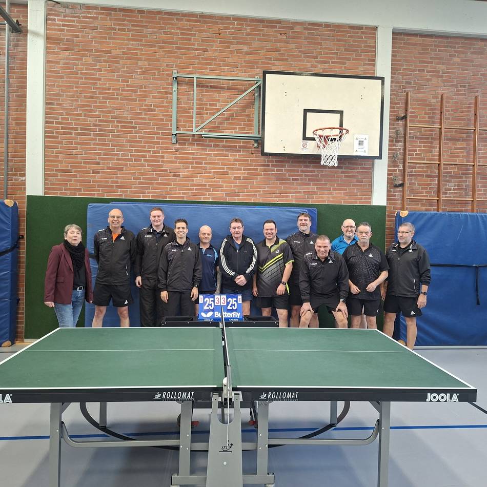 Vereinsausstattung: Neue Schiedsrichtertische für den TTC Kapellen