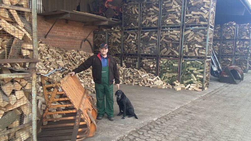 Heizen in Korschenbroich: Kaminholz aufgrund der Nahostkonflikte heiß begehrt