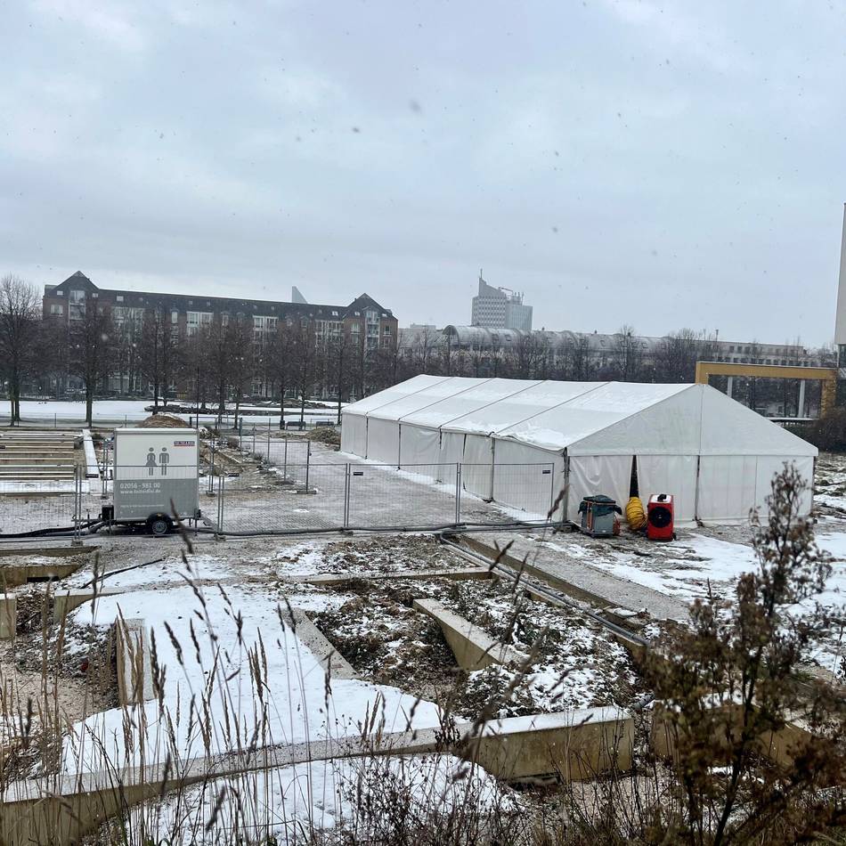Kirche und Zelt: Kälte und Schnee in Düsseldorf – zwei neue Wärmestuben für Obdachlose