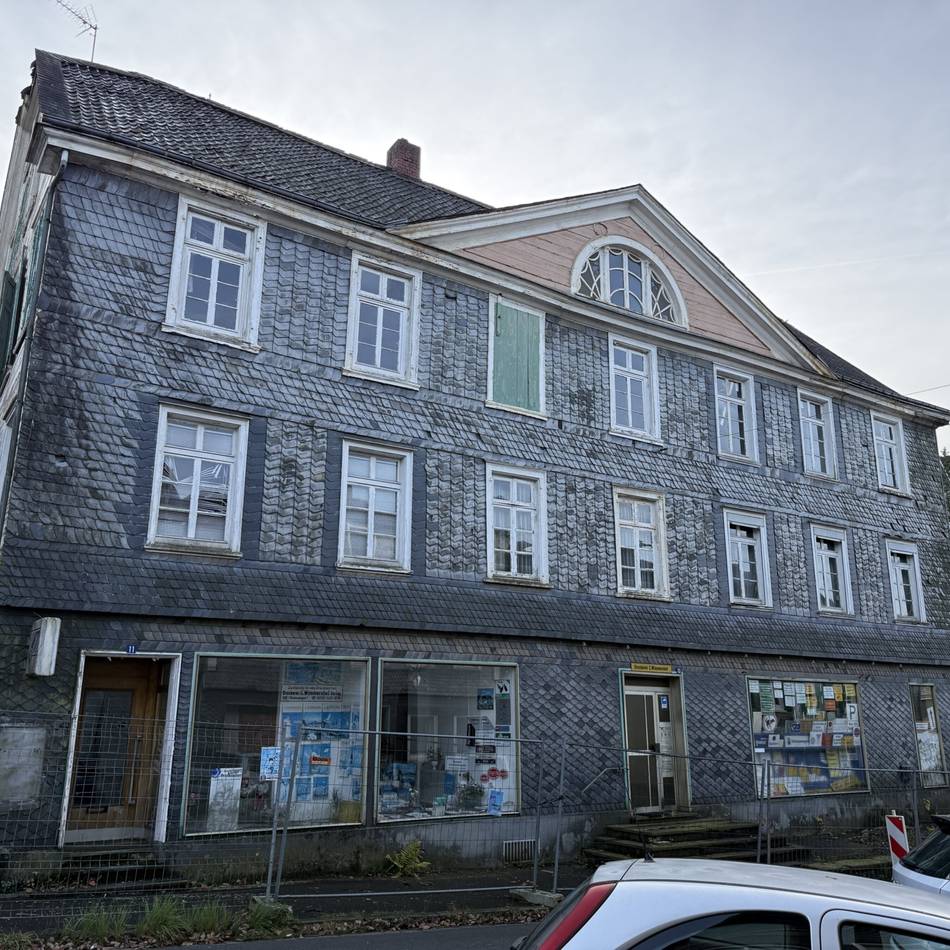 Stadt Hückeswagen muss handeln: Marodes Haus an Friedrichstraße – Parkplätze gesperrt