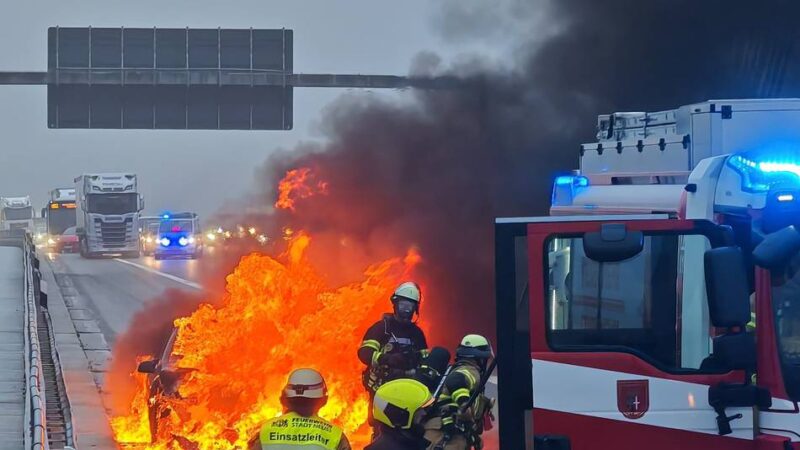 A46 in Neuss: Auto in Flammen auf der Fleher Brücke