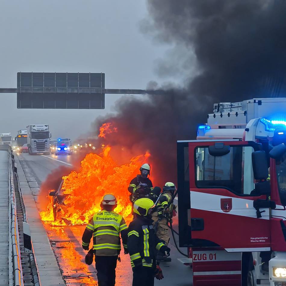 A46 in Neuss: Auto in Flammen auf der Fleher Brücke