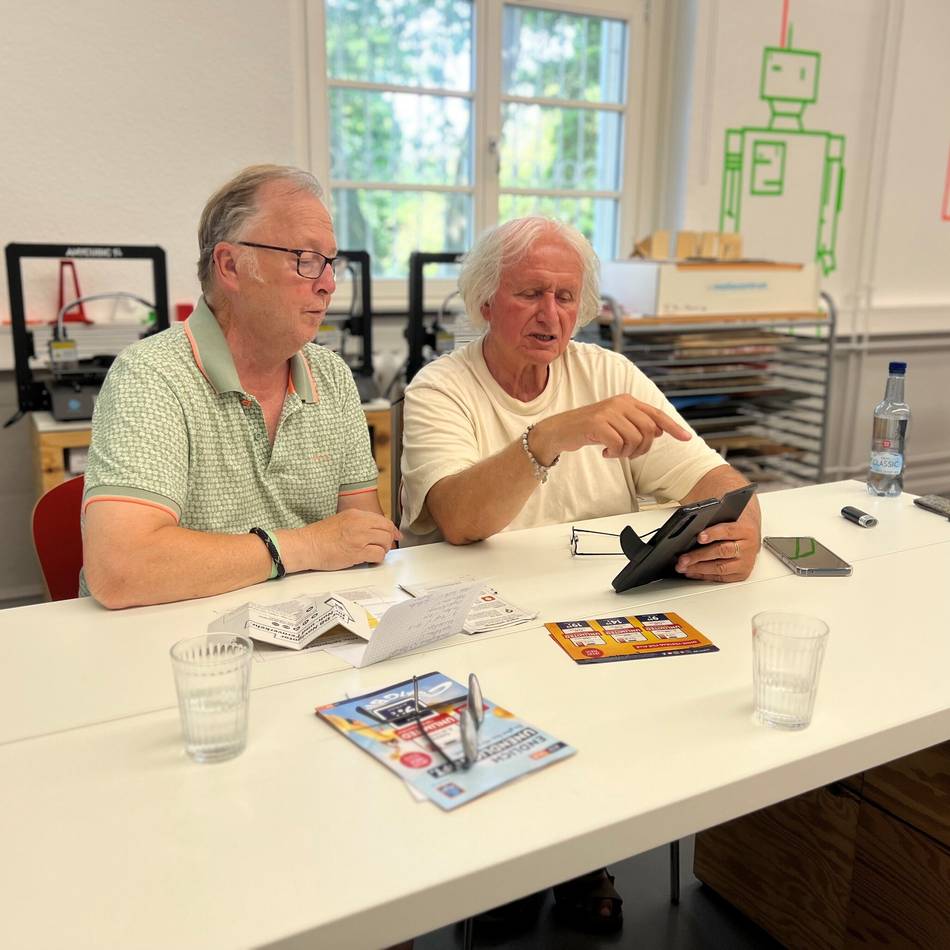 Medienzentrum und TüftelLab: Rhein-Kreis Neuss baut Hilfe im Umgang mit digitalen Geräten aus