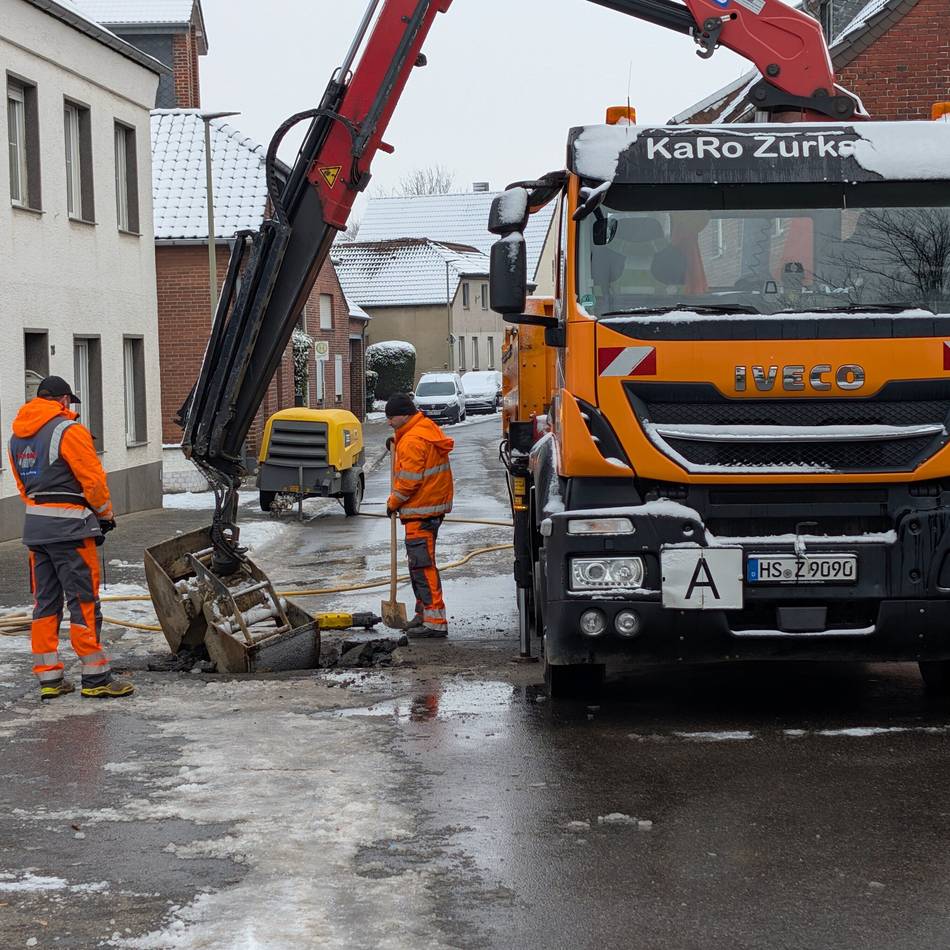 180 Anwohner ohne Wasser: Rohrbruch auf der Genenderstraße in Gerderath