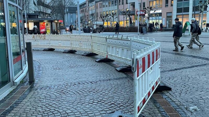 Jubiläumsplatz in Mettmann: Das ist der Grund für den rätselhaften Bauzaun