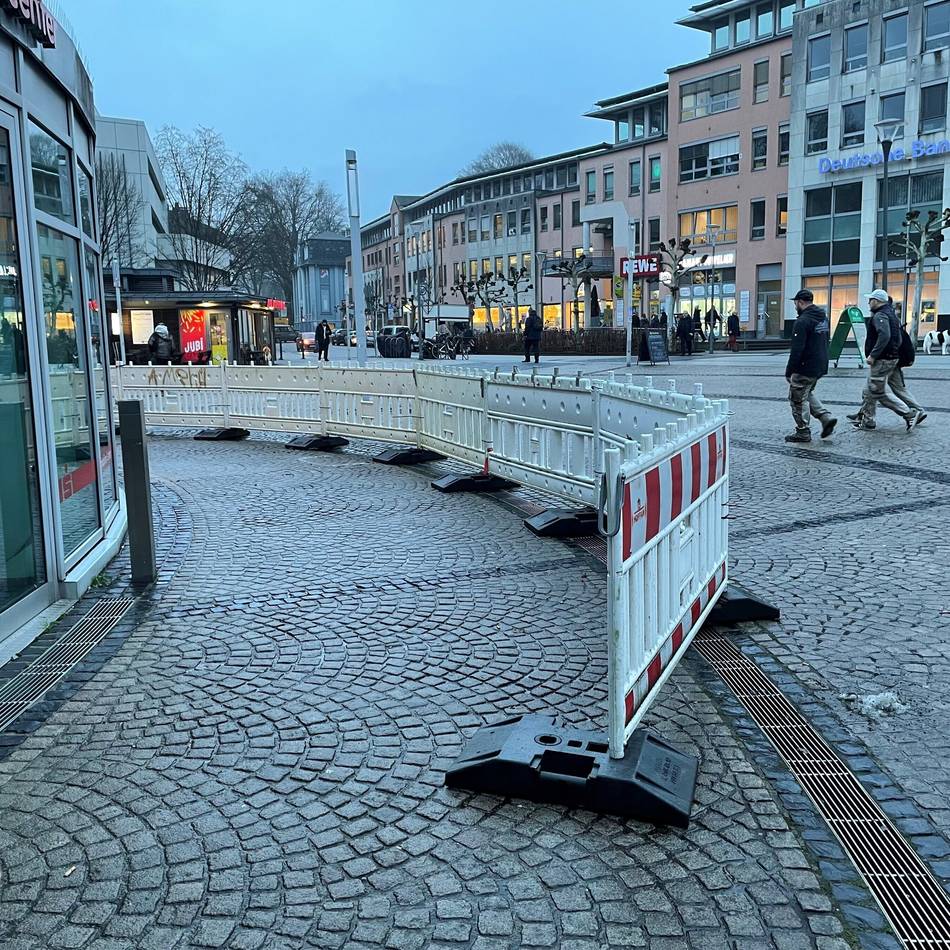 Jubiläumsplatz in Mettmann: Das ist der Grund für den rätselhaften Bauzaun