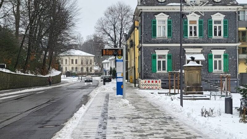 Stadt Hückeswagen prüft Alternativlösung: Provisorisches Wartehäuschen für die Bahnhofstraße?
