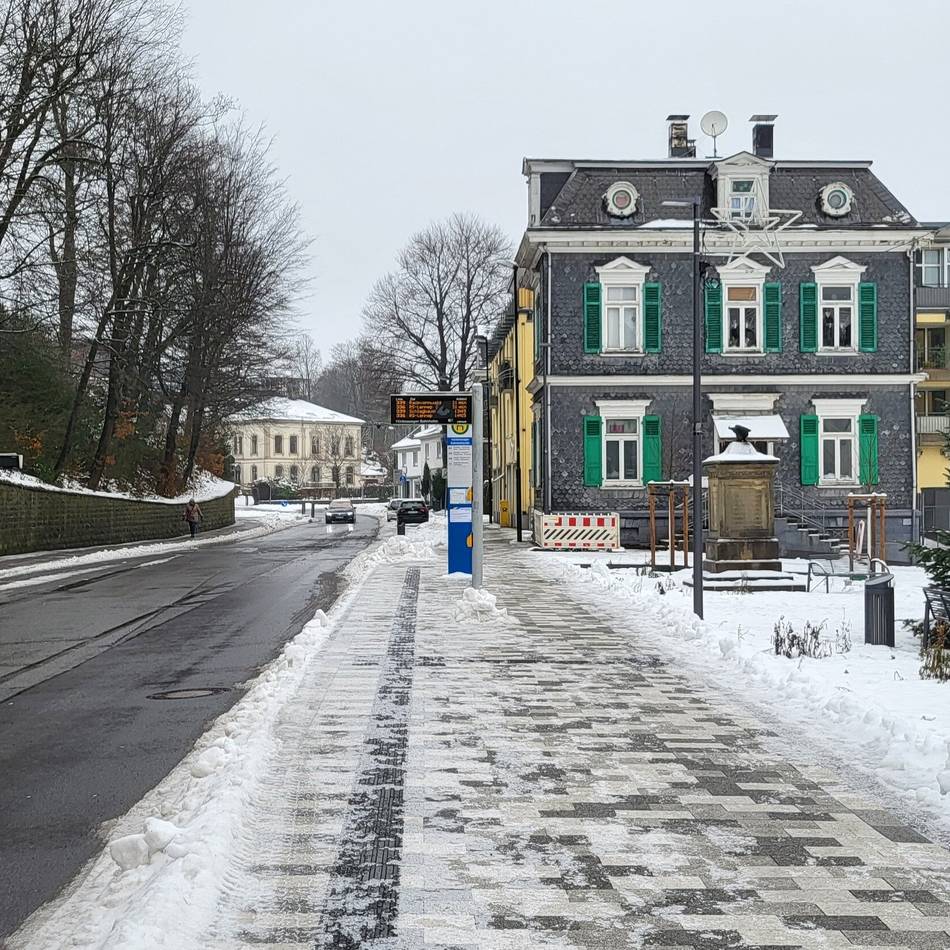 Stadt Hückeswagen prüft Alternativlösung: Provisorisches Wartehäuschen für die Bahnhofstraße?