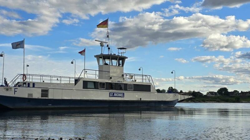 Wie es weitergehen soll: Rheinfähre bei Leverkusen weist Defizit von 300.000 Euro auf