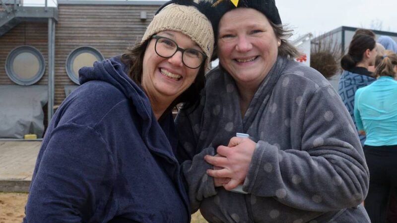 Neusser Neujahrsschwimmen – mitgemacht und ausprobiert: „Erst umziehen, wenn die Ansprache vorbei ist, sonst erfriert ihr ja schon vorher“