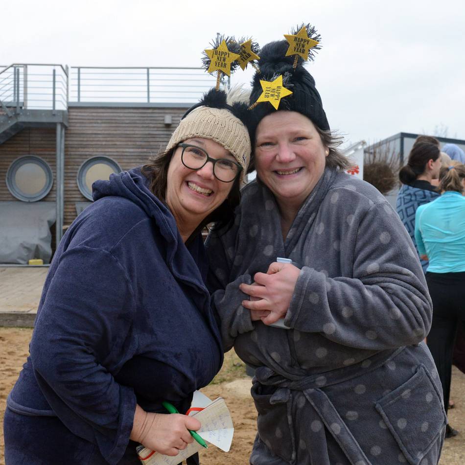 Neusser Neujahrsschwimmen – mitgemacht und ausprobiert: „Erst umziehen, wenn die Ansprache vorbei ist, sonst erfriert ihr ja schon vorher“