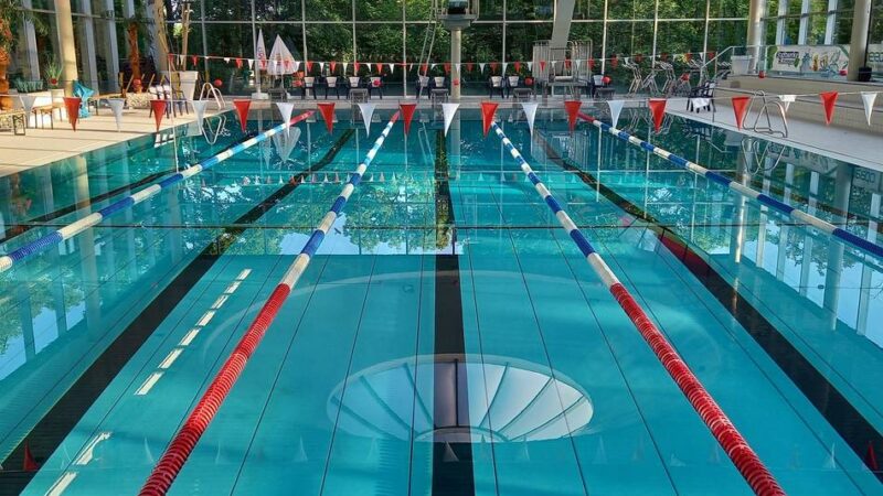 Im Hallenbad Ratingen: Winterschwimmfest des TV Ratingen ist so beliebt wie nie