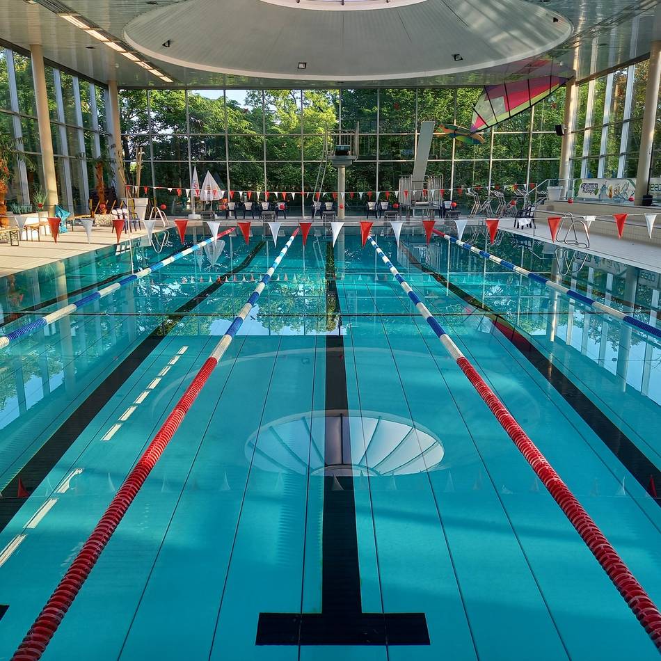 Im Hallenbad Ratingen: Winterschwimmfest des TV Ratingen ist so beliebt wie nie